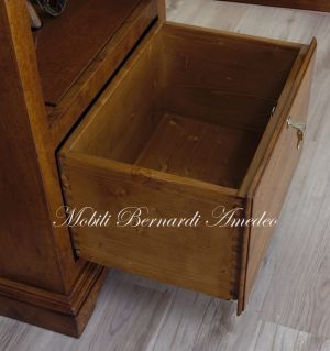 Classic showcase made of solid walnut inspired by the Louis Philippe style with rifle rack